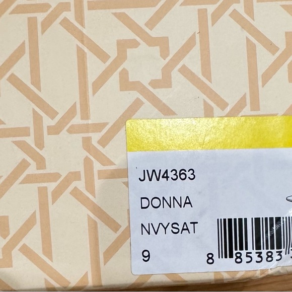 Jewel Badgley Mischka Stiletto in navy satin; size 9 - Picture 15 of 15